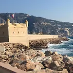 Des Terres Chaudes Proche Bord De * マントン